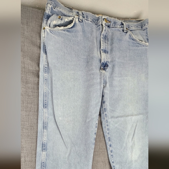Wrangler Straight Leg Light Wash Distressed Condition 100%Cotton Jeans - 40 × 32 - Picture 2 of 6